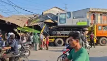 Truk Angkut Ekskavator Mundur di Bekasi, 5 Motor dan Warung Rusak