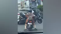 Viral Emak-emak Bopong Motor Listrik, Ini Faktanya