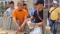 Gerebek Kampung Narkoba, Polisi Temukan Sabu Ditimbun dalam Pasir