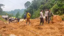 Tebing 50 Meter Longsor, Akses Jalan Citorek-Ciparay Lebak Putus Total