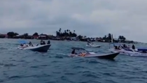 Viral, Warga Morowali Antar Jemaah Haji Naik Perahu