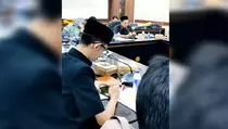 Viral! Anggota DPRD Jember Asyik Main Gim Sambil Merokok Saat Rapat