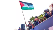 Kontroversial, Yamal Bawa Bendera Palestina Saat Rayakan Gelar La Liga