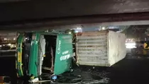 Truk Kontainer Terguling di Flyover Tomang, Lalin Slipi-Grogol Macet