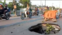 Awas! Lubang Besar di Jalan Inspeksi Kalimalang Bisa Picu Kecelakaan