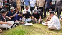 Tanda Tangan Komitmen di Punggung Gubernur Agustiar Sabran, Aspirasi Mahasiswa dan Buruh Langsung Ditindaklanjuti