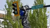Ngeri! Motor Suzuki Ini 'Terbang' dan Nyangkut di Tiang Lampu Merah