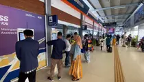 Penumpang Membeludak, Stasiun Pasar Turi Operasikan KA Tambahan