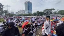 Tuntut Kesetaraan ASN, Ribuan Guru Madrasah Demo DPR