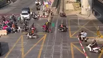 Sama Saja dengan Jakarta, Viral Pemotor Thailand Terobos Palang KA
