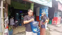 Sumatera Mati Lampu, Warga Deli Serdang Beli Air Galon untuk Mandi