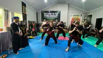 15 Warga Italia Belajar Pencak Silat Tradisional di Lebak