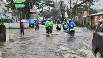 Banjir Rendam Cinangka hingga Tapos, Pengendara Pilih Dorong Motor