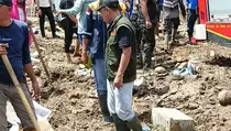 TNI-Polri dan ASN Bersihkan Lumpur Pascabanjir di Bolaang Mongondow