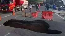 Ini Penampakan Fenomena Sinkhole di Jalan Raya Lenteng Agung