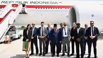 Momen Hangat Prabowo dengan Pengawal di Prancis