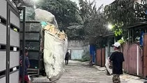 Sopir Truk Sampah di Depok Keluhkan Antrean Panjang di TPA Cipayung