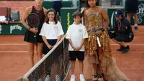 French Open: Aryna Sabalenka Akhiri Fashion Show Naomi Osaka di Paris