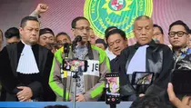 Momen Nadiem Pakai Jaket Ojol sebelum Sidang Pleidoi