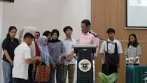 Mentan Amran Serahkan Gajinya sebagai Dosen untuk Anak Yatim Piatu
