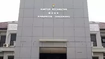 Sekcam Mauk Main PS Saat Kerja, Pemkab Tangerang Bakal Rutin Sidak ASN