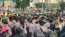 Demo Hari Ini: Mahasiswa Merangsek Maju, Barikade Aparat Nyaris Jebol