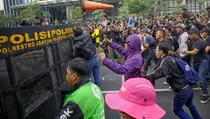Aksi Massa Unjuk Rasa Mencoba Terobos Blokade Polisi