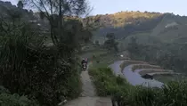 Ojek Gunung Antar Wisatawan Nikmati Matahari Tenggelam