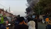 Kebakaran Hebat Dekat Stasiun Depok Baru, Api Belum Padam