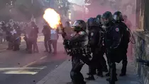 Massa Demo Anti-G7 di Jenewa Rusak Gedung PBB hingga Bakar Mobil Tesla