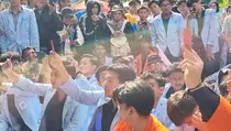 Demo di DPRD Sumsel, Mahasiswa Angkat Kartu Merah Tanda Peringatan