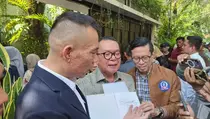 Rismon Temui Jokowi Serahkan Buku Otentikasi Ijazah Jokowi