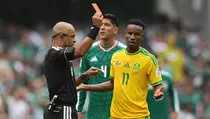 Singgung Messi, Pelatih Afsel Mau Banding Kartu Merah Themba Zwane
