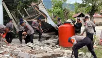 Brimob Sulteng Bersihkan Puing Rumah Warga Sigi Terdampak Gempa
