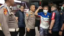 Roy Suryo Menolak Pakai Rompi Tahanan Saat Dibawa ke RS Polri