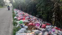 Warga Resah Bau Sampah Menggunung di Jalan Provinsi Banten