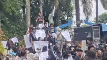 Dukung Program Prabowo, Ribuan Warga Geruduk DPRD Jember