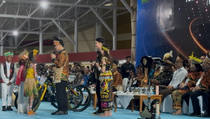 Momen Gibran Rakabuming Hadiahi Sepeda dan Alat Musik untuk Anak Papua
