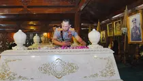 Momen Kapolri Berdoa dan Tabur Bunga di Makam Soeharto-Ibu Tien