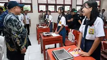 Mendikdasmen Tinjau Digitalisasi Sekolah dan MBG di Wilayah 3T