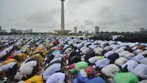 Tidak Sampai Satu Jam Monas Sudah Bersih