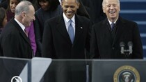 Obama, Biden Dilantik di Depan Umum