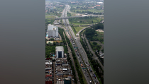 Antrean Truk dari Pelabuhan Merak Capai Gerbang Tol Cilegon Timur
