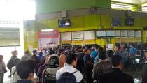 Imlek, Penumpang Padati Stasiun Gambir