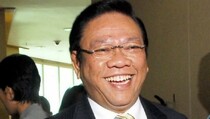Agung Laksono Besuk Wiranto di RSPAD Gatot Soebroto