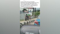 Murid SD Ini Nekat Mengadang Pemotor Pelanggar Aturan