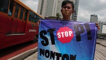 Protes Terhadap Metro TV, Luviana Lakukan Aksi Diam