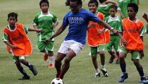 Edgar Davids Bimbing Anak Indonesia