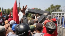 Aksi Buruh Pertamina Tutup Kilang Minyak Balongan
