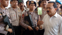 VIDEO: Dinas Kebakaran DKI Beri Foke Medali Kemenangan